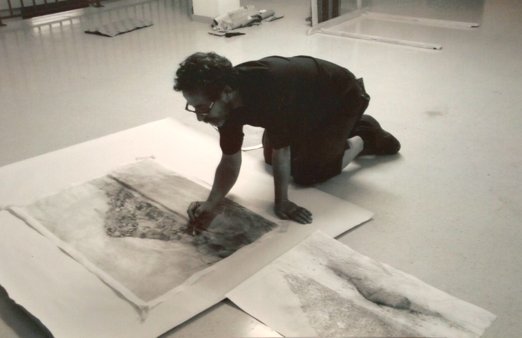 Andres Moya en su taller de Barcelona preparando la exposición Montañas de Tierra. 2010